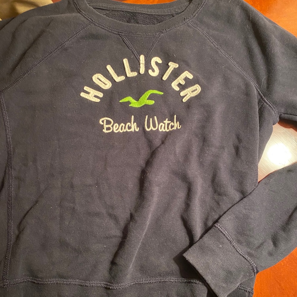 Hollister women’s lightweight crewneck